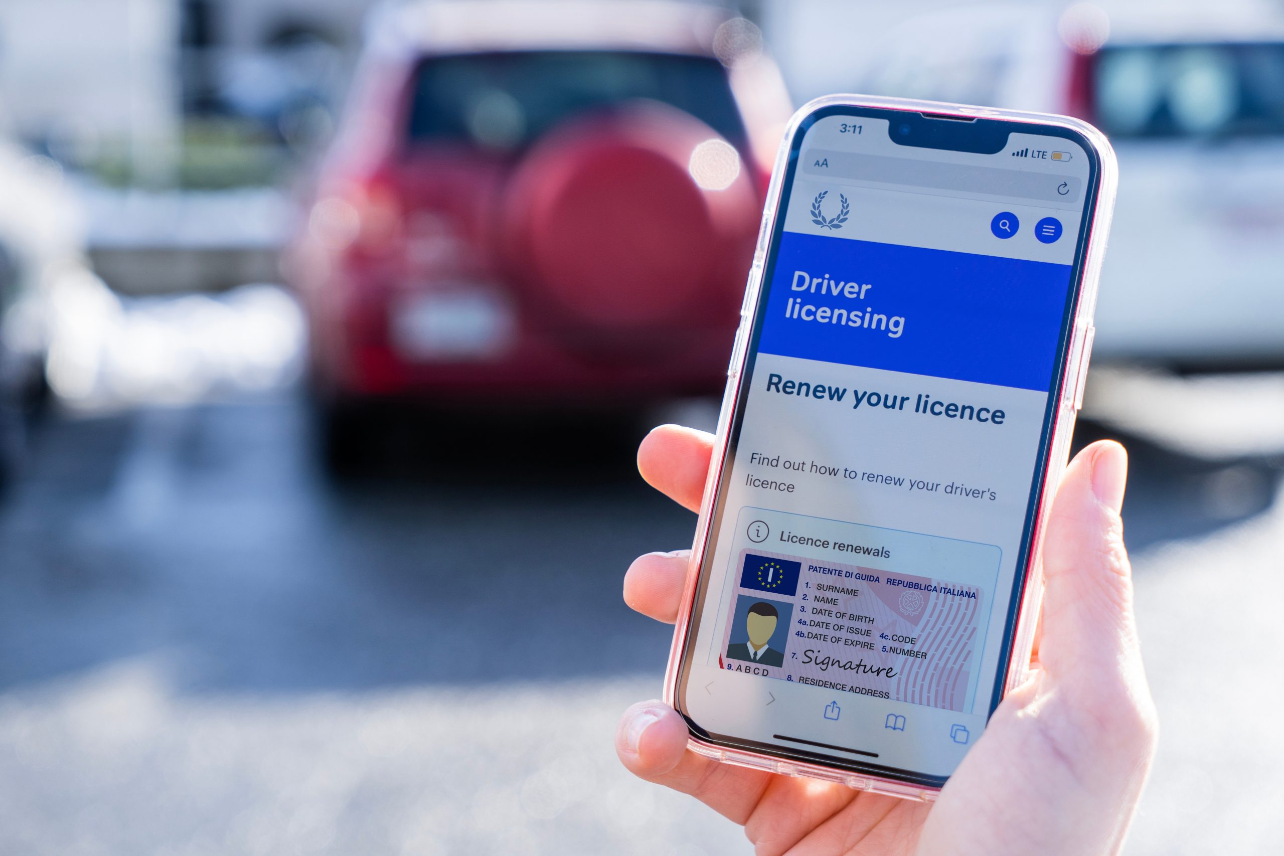 Smartphone che mostra la patente di guida in formato digitale